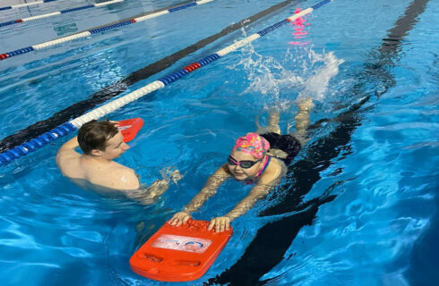 Wakacje to dobry czas, żeby nauczyć dzieci pływać. W Katowicach ruszają letnie turnusy