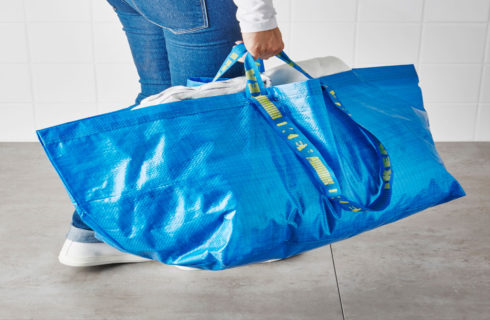 IKEA rozdaje torby klientom, którzy przyjeżdżają do sklepu autobusem