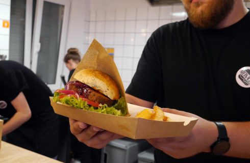 Wegańskie burgery prawie jak z mięsem. Nowy fast food w centrum Katowic
