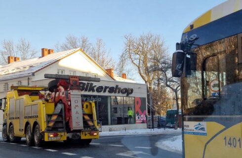 Autobus PKM-u Katowice rozładował się podczas kursu. Trzeba go było odholować