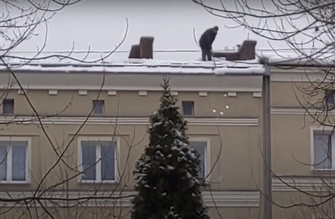 Odśnieżanie dachu w Katowicach bez żadnych zabezpieczeń [WIDEO]