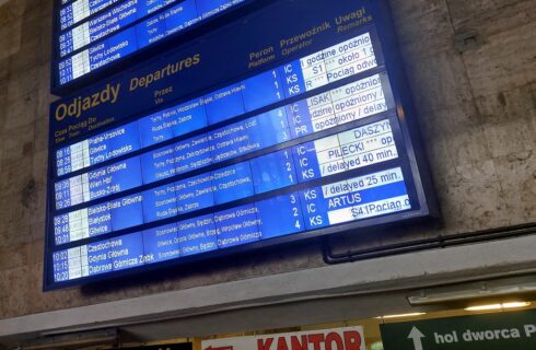 Dwa pociągi zepsuły się w tym samym miejscu w Katowicach. Są duże utrudnienia
