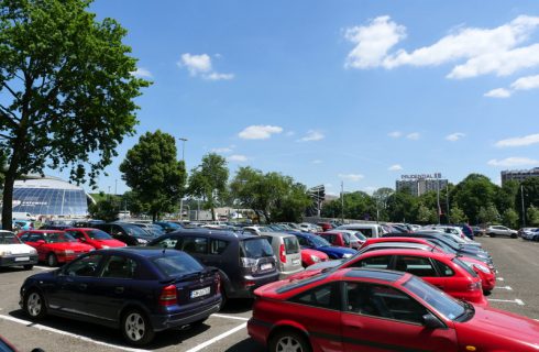 Parking przed Superjednostką do likwidacji. “Wizerunkowo spędza nam to sen z powiek”