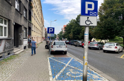 Czy niepełnosprawni powinni parkować w Katowicach za darmo? [OPINIA]