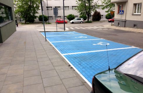 Parkingowy absurd przy siedzibie ASP na ul. Raciborskiej