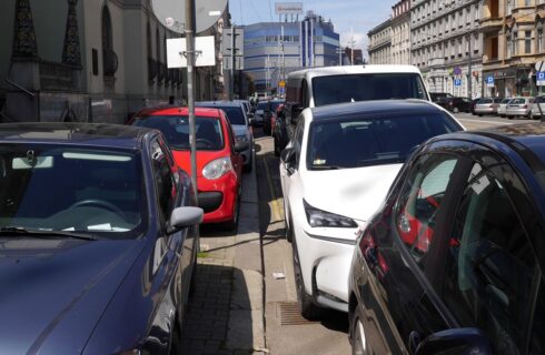 Katowice od roku walczą z nielegalnym parkowaniem. Efekty mogłyby być lepsze