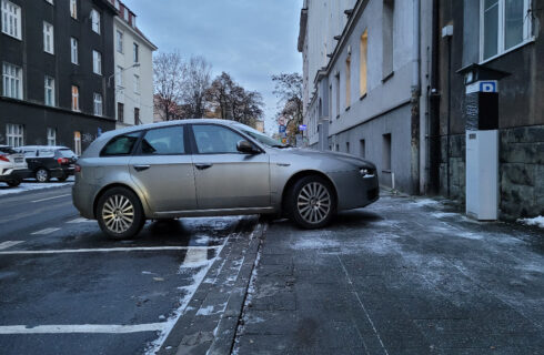 Kierowcy niszczą samochody na nowych miejscach parkingowych w centrum Katowic