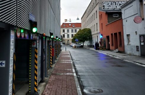 Pustki na maszynach parkingowych na ul. Tylnej Mariackiej. Nawet obniżenie ceny niewiele dało