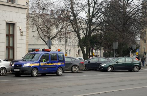 Kierowcy nadal nie nauczyli się parkować na ul. Warszawskiej
