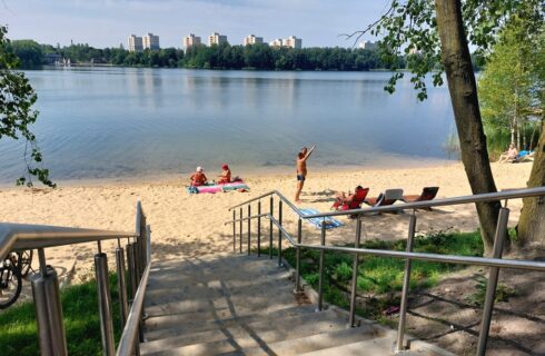 Przy stawie Morawa nadal jest plac budowy, ale mieszkańcy już plażują