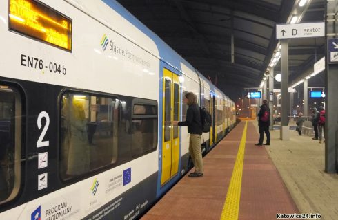 Kibice Ruchu Chorzów przejadą pociągiem przez Katowice. Koleje Śląskie ostrzegają normalnych pasażerów