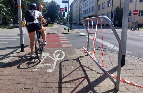 Nowe podnóżki dla rowerzystów. W niektórych miejscach trzeba długo czekać na zielone światło