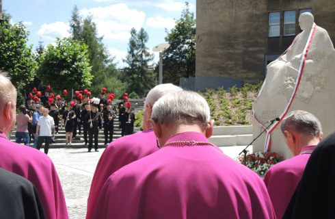 W Katowicach stanął pomnik biskupa Augusta Hlonda