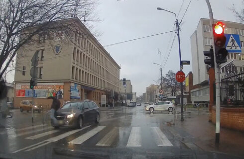 Potrącenie pieszego w centrum Katowic. Policja opublikowała nagranie