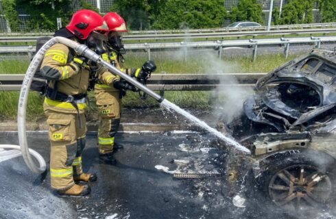 Pożar samochodu na autostradzie A4. Kierowca został ranny