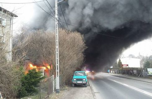 Pożar w Piotrowicach. Świadkowie: słychać było wybuchy