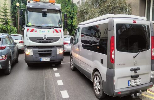 MZUiM tak wymalował miejsca parkingowe, że ulicą nie może przejechać śmieciarka