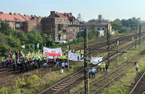 Związkowcy z PKP Cargo wyszli na tory. Ruch pociągów został wstrzymany