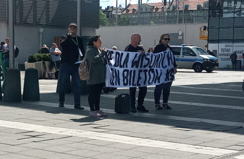 Protest przed katowickim dworcem. Pracownik Kolei Śląskich domaga się niższych cen biletów
