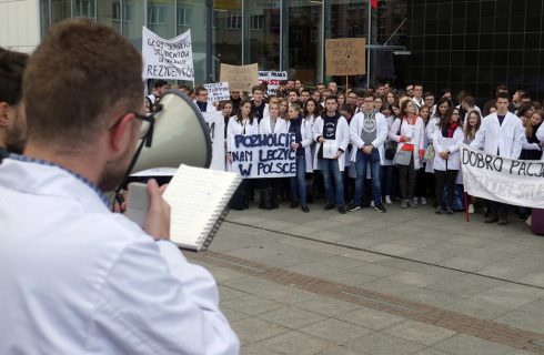 Studenci chcą leczyć w Polsce. Protest na katowickim Rynku