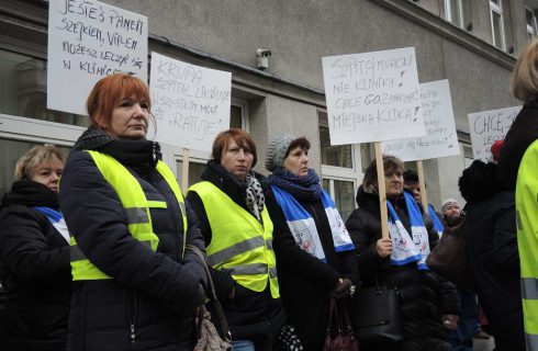 Pracownicy i pacjenci szpitala w Murckach protestowali przed urzędem miasta