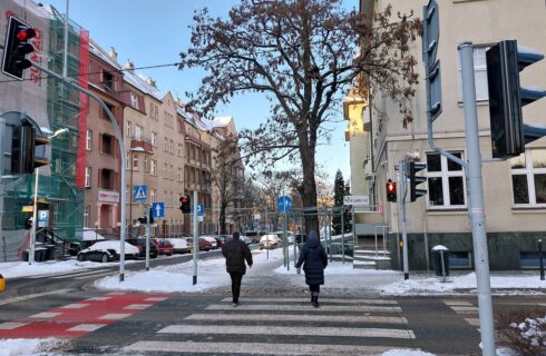 Bezsensowe światła dla pieszych w centrum Katowic. Nic nie jedzie, ale piesi muszą czekać