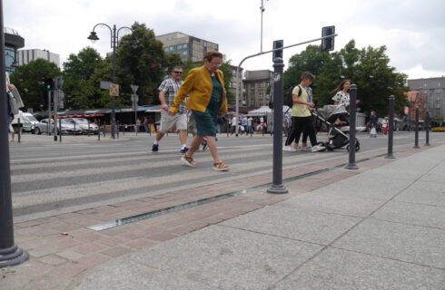 Pierwsze przejście dla pieszych w Katowicach dla osób patrzących w komórkę