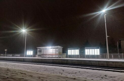 Przystanki w Katowicach czekają na pociągi. Nocą są rozświetlone, choć nic się tu nie zatrzymuje