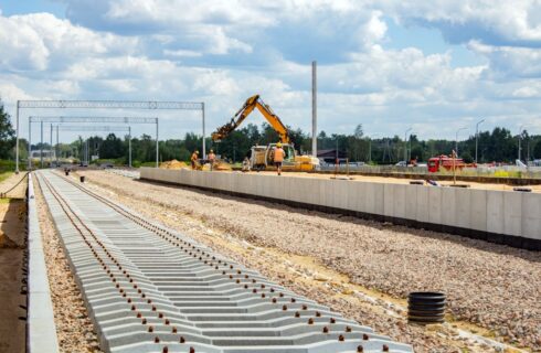 Widać postępy na budowie linii kolejowej do lotniska w Pyrzowicach. Są spore utrudnienia