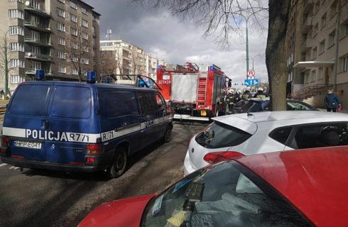 Reklama przewróciła się na samochód w centrum Katowic