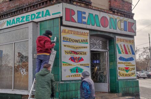 Sklep „Remoncik” zamyka się po 27 latach. Mieszkańcy Załęża uratowali szyld