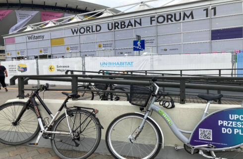 Światowe Forum Miejskie niedostępne dla rowerów. Trochę wstyd [KOMENTARZ]