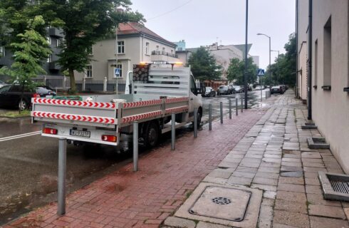 Słupki pojawiają się na kolejnych ulicach Katowic. MZUiM podał liczbę miejsc postojowych
