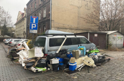 Po naszej interwencji śmietnisko w centrum Katowic zostało posprzątane