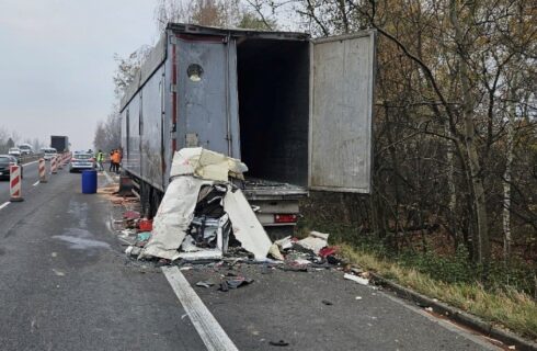 Śmiertelny wypadek na trasie S1. Kierowca potrącił mężczyznę stojącego przy ciężarówce