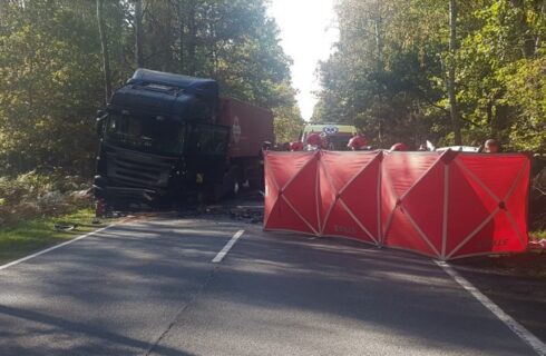 Śmiertelny wypadek w Katowicach. Prowadząca osobówkę wjechała w ciężarówkę