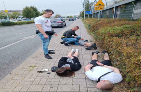 Kradli towar z drogerii w centrum Katowic. Kiedy ochroniarz zareagował, zaatakowali go gazem