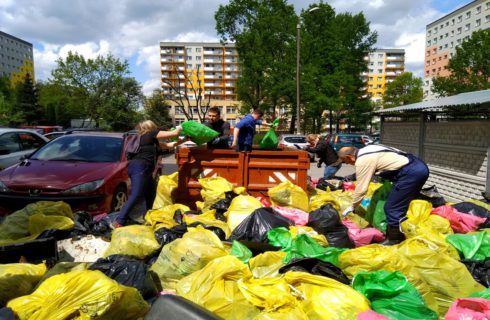 100 osób i 239 worków śmieci. Las w Giszowcu został posprzątany