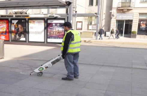 Rozpoczęło się wiosenne usuwanie gum do żucia z placów i chodników