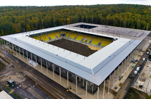 Kończy się budowa stadionu miejskiego. Trwa układanie murawy