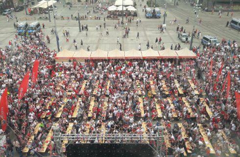 Polska gra z Senegalem. Tłum w strefie kibica na Rynku [ZDJĘCIA]