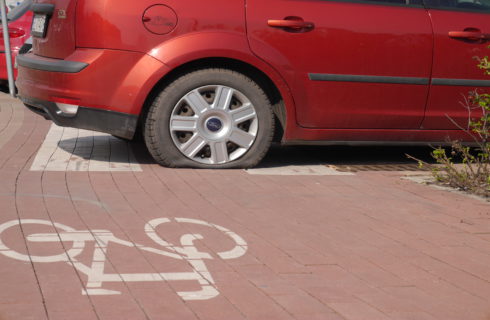 Rowerzysta spuścił powietrze z kół samochodów zaparkowanych na drodze rowerowej w centrum Katowic