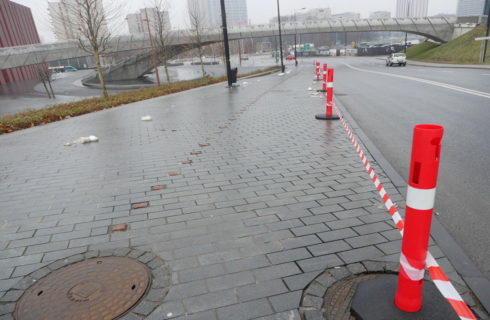 Wzdłuż NOSPR i MCK stanęły słupki. To rozwiązanie tymczasowe