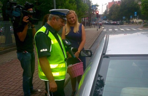 Policja skontroluje czy kierowcy jadą 30 km/h