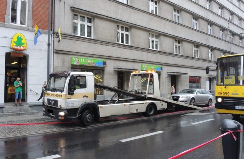 Tour de Pologne w Katowicach: straż miejska odholowuje samochody