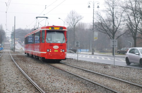 Tramwaj na południe pojedzie inną trasą niż planowano. Będzie oddalony od os. Odrodzenia