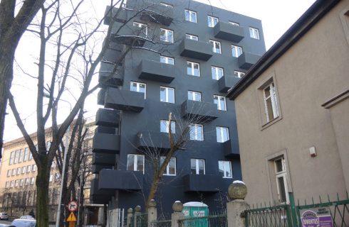 Kończy się budowa czarnego budynku w centrum Katowic