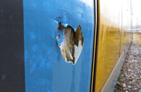 Kibole zdewastowali pociąg Kolei Śląskich