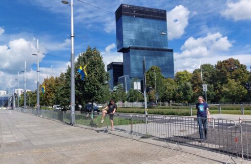 Centrum Katowic pozamykane barierkami. Piesi muszą chodzić slalomem