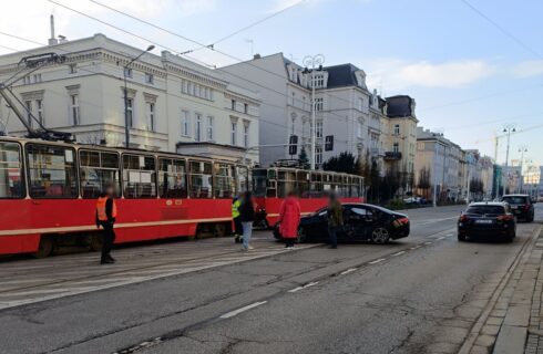 Kolizja osobówki z tramwajem w centrum Katowic. Tramwaje stanęły, są duże opóźnienia